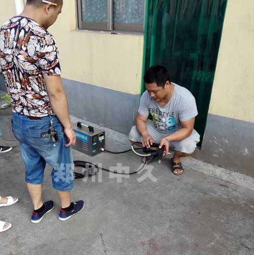 云南客戶(hù)考察我廠(chǎng)電加熱蒸汽清洗機(jī)